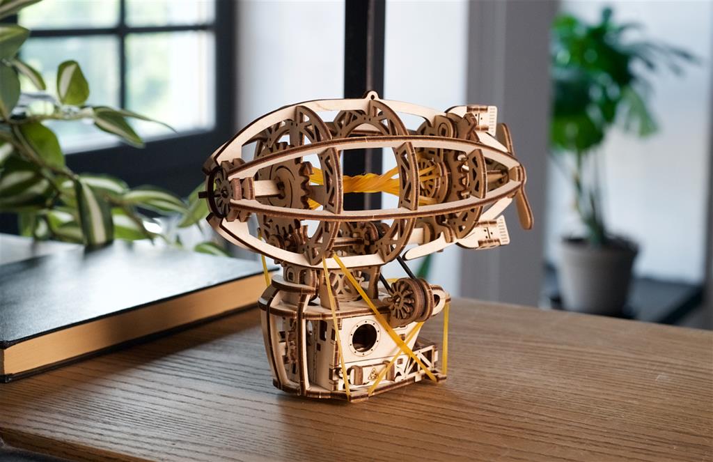 Mini steampunk zeppelin/helicopter/ocean beauty yacht