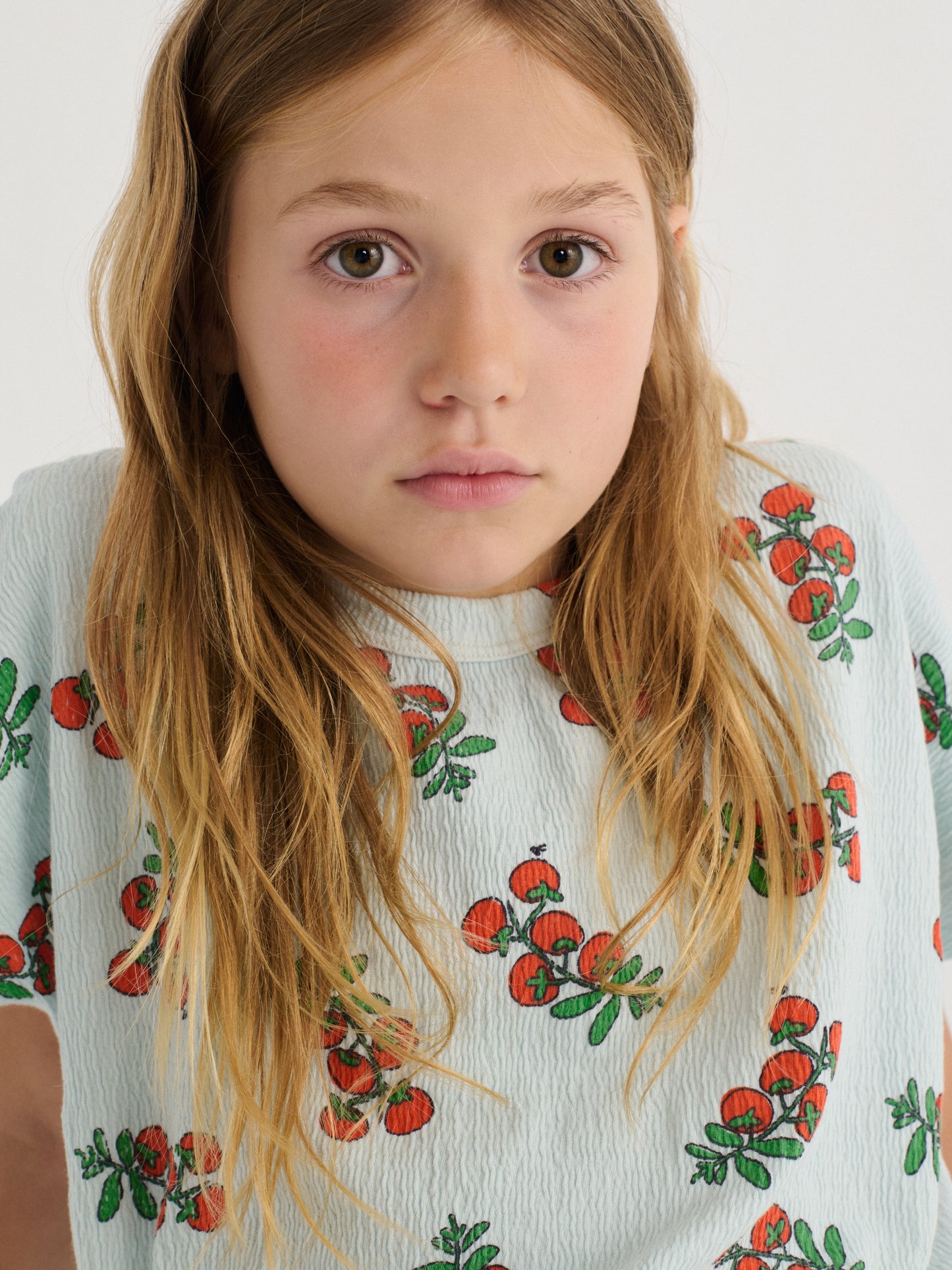 Juicy tomatoes all over cropped t-shirt