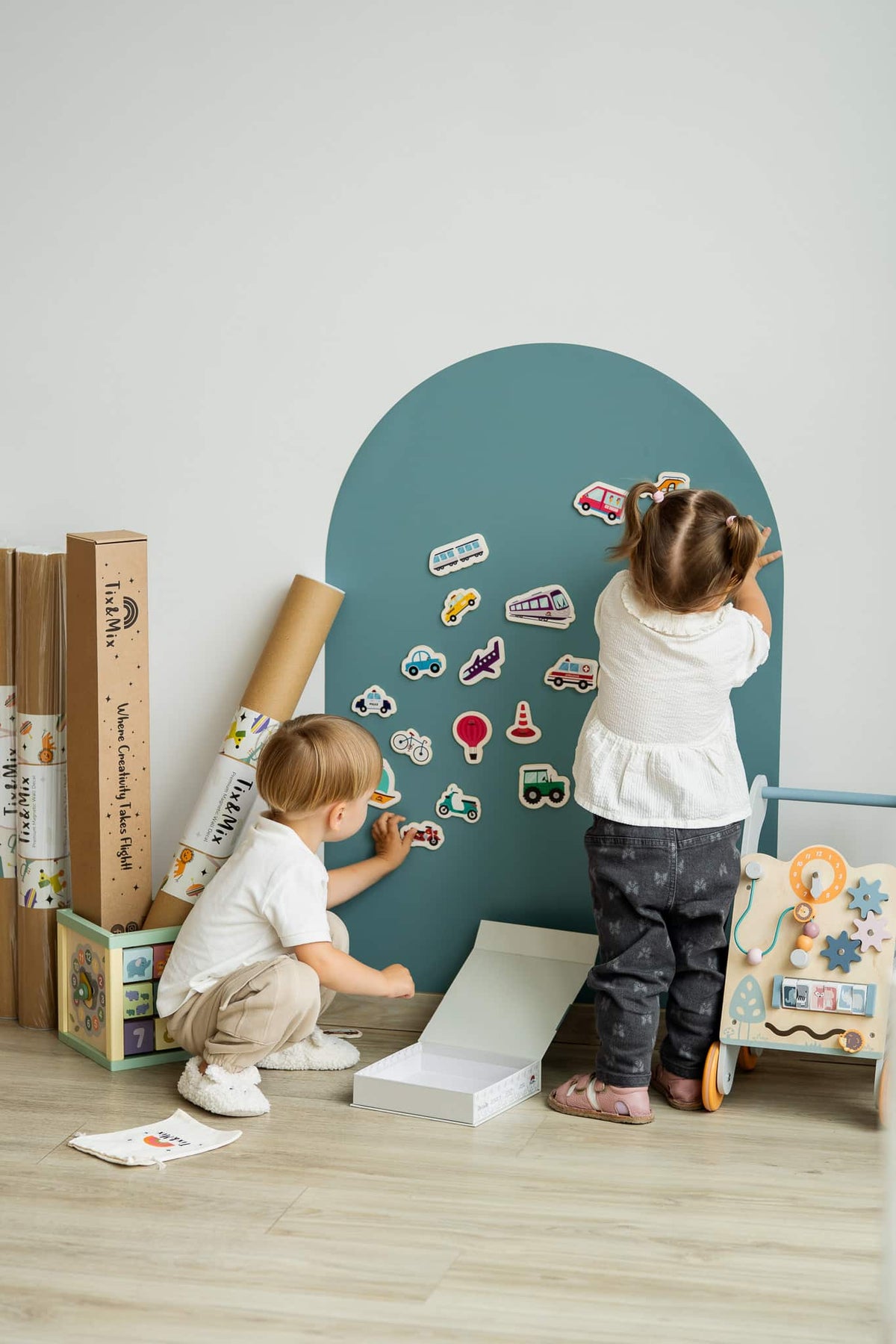 Magnetic playset meet the animals/explore vehicles